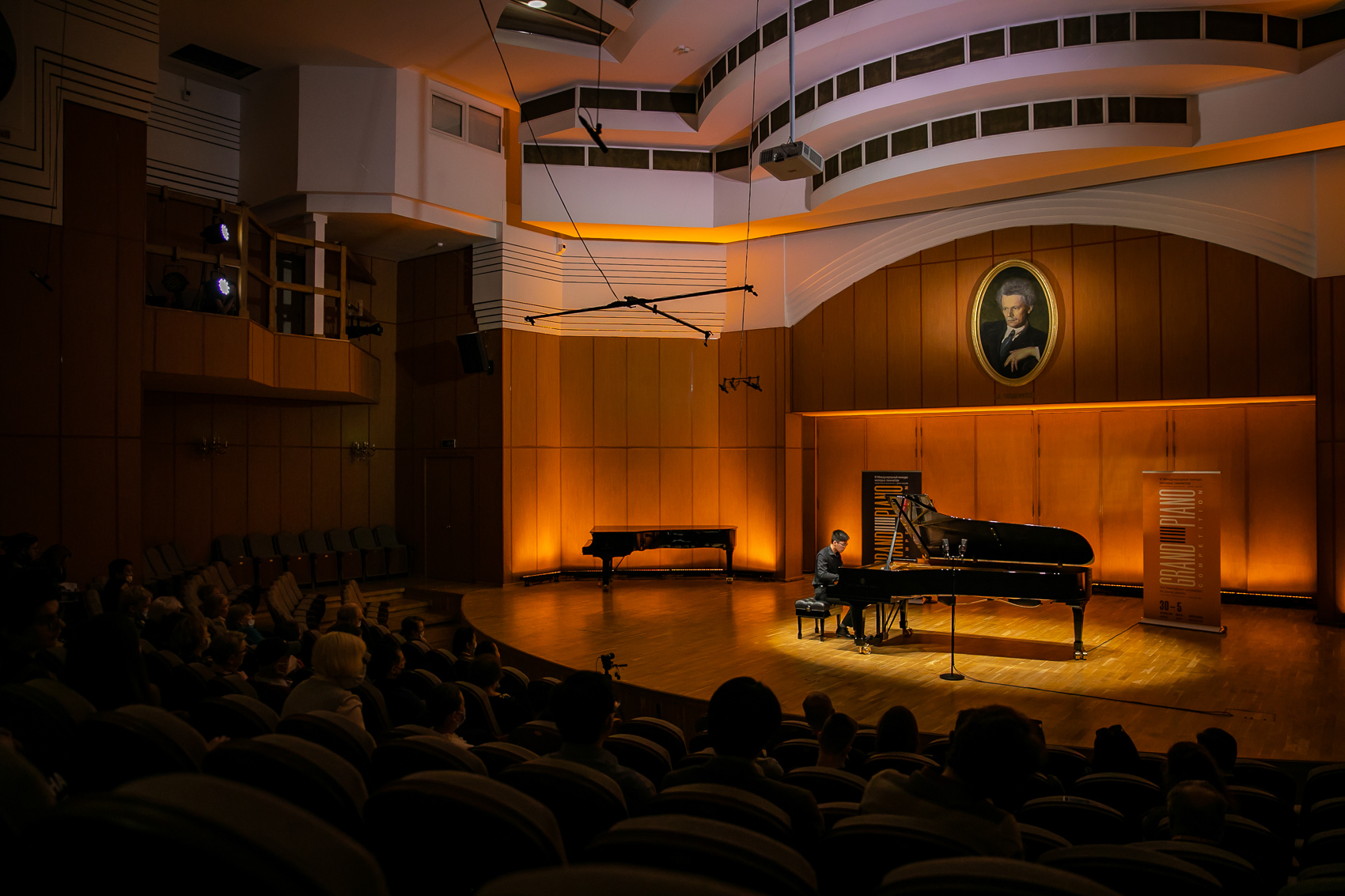 Grand piano competition 2024 участники. Grand Piano Competition 2021. Рояль на сцене. Сцена с роялем вид из зала. 2 Рояля на сцене.