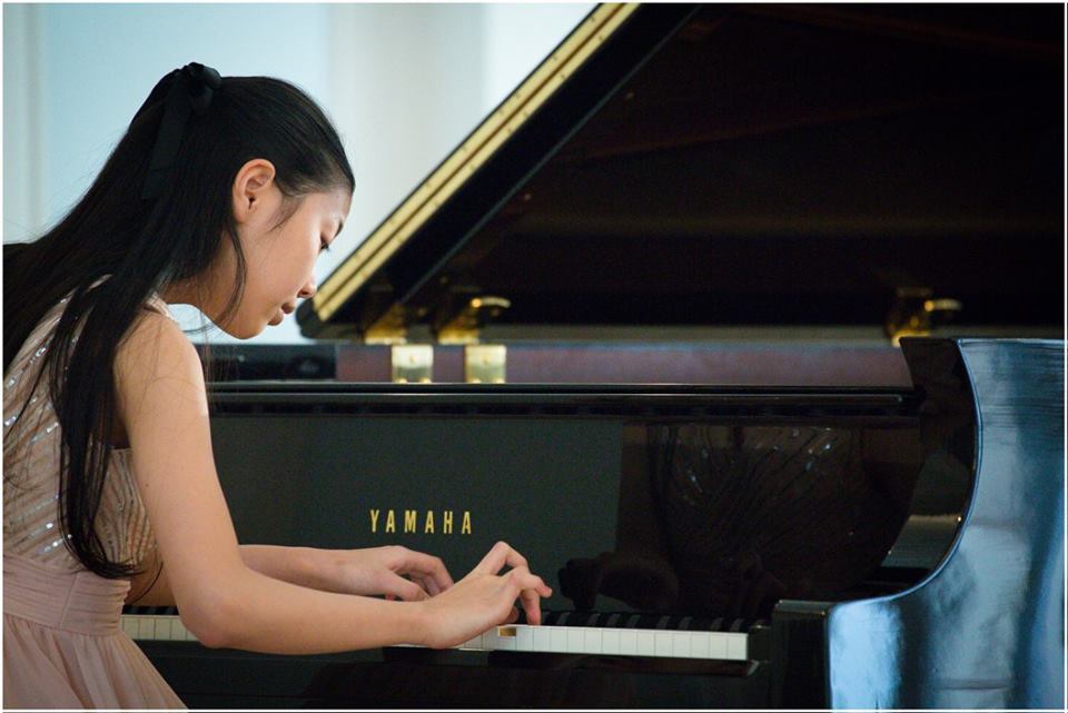 Конкурс Grand Piano Competition 2016. Молодая пианистка. Пианистые молодые женщины. Юная пианистка победа картинки.